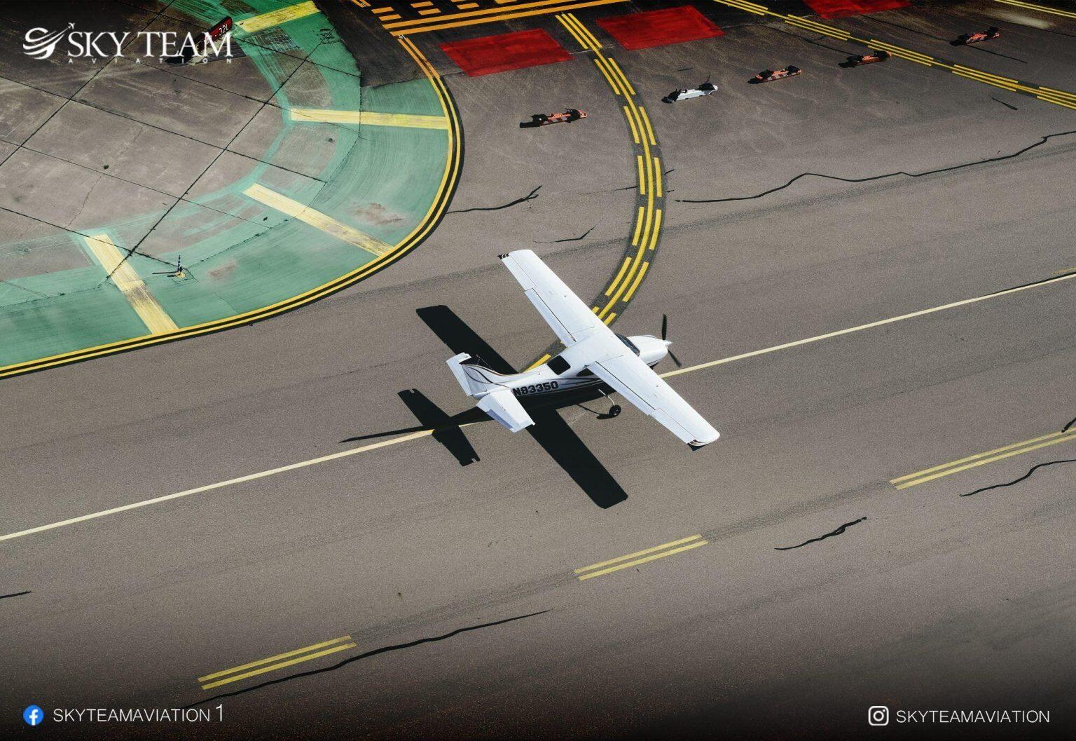 طائرة واقفة علي مدرج الطيران