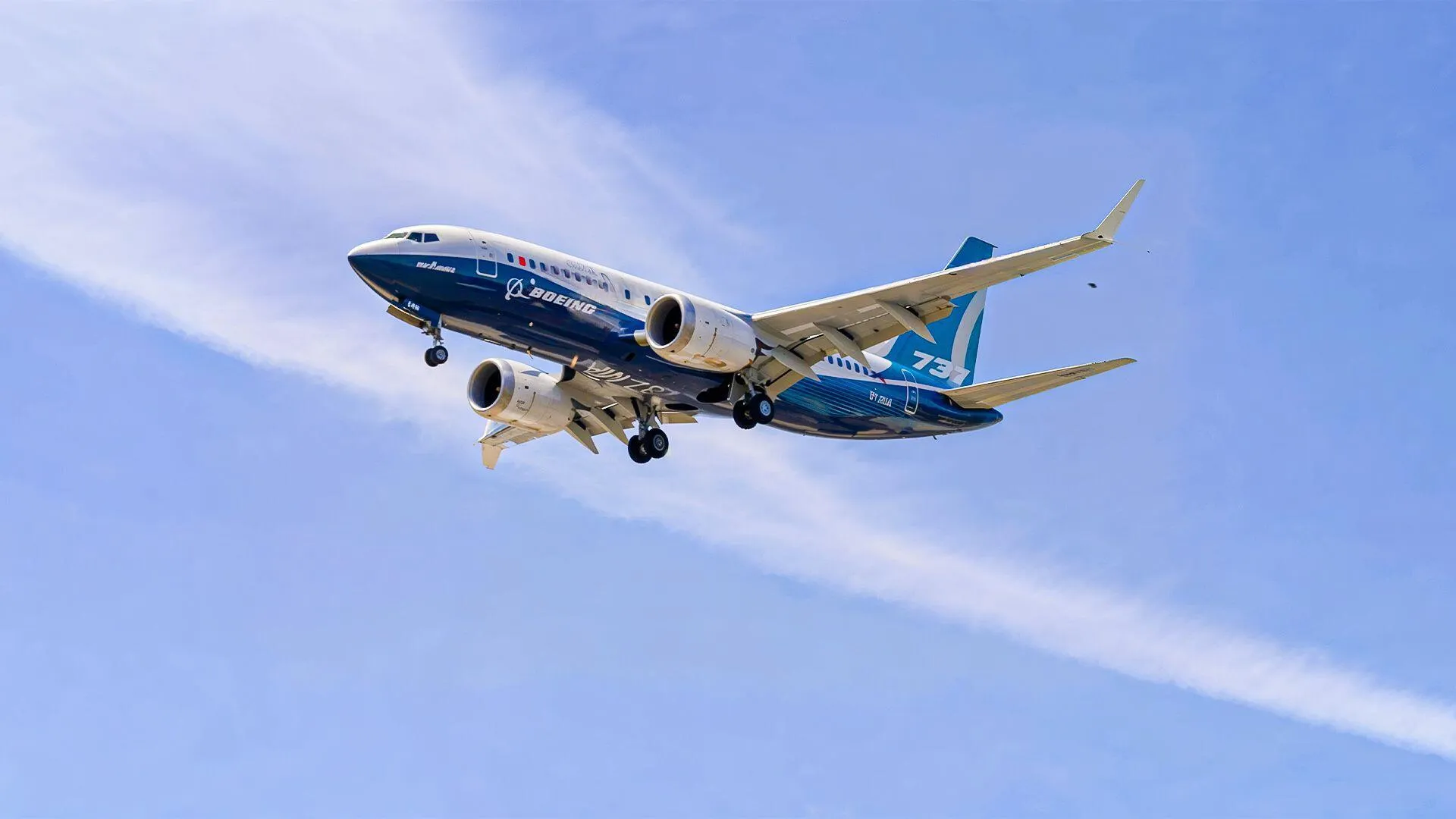 طالب طيار داخل قمرة القيادة أثناء التدريب في أكاديمية SkyTeam