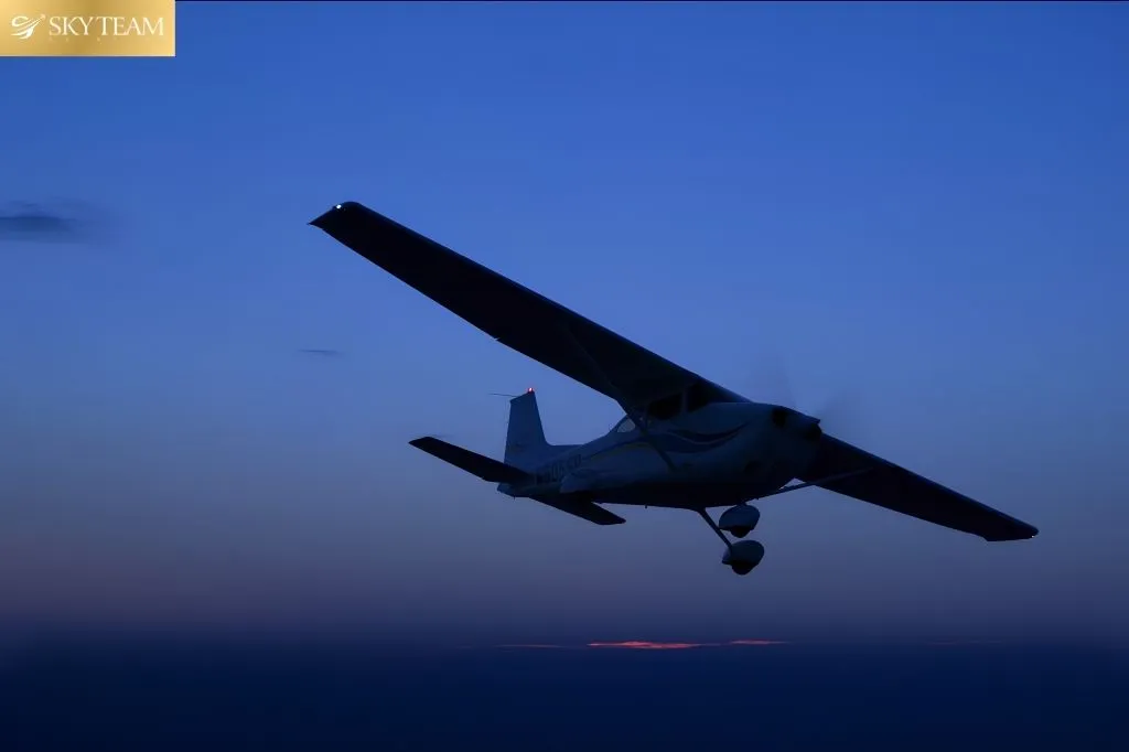 Small-Aeroplane-flying-at-night